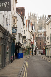 约克肉铺街远眺约克大教堂尖塔，两旁店铺林立古色古香