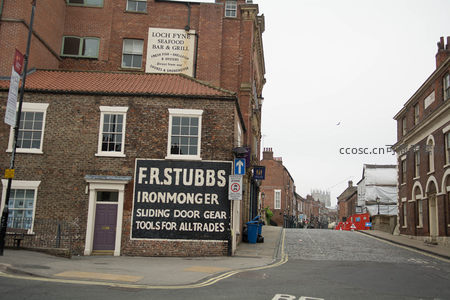 约克老街角铁匠铺旧招牌，F.R. Stubb's铁器广告诉说工业记忆