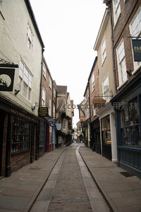 约克肉铺街石板小巷，两旁百年店铺林立，招牌悬垂古韵悠长