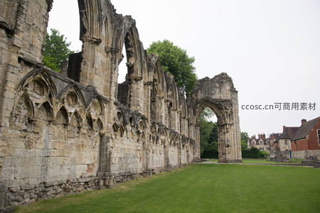 约克修道院遗址石拱残垣矗立绿茵之上，哥特式雕刻细节犹存