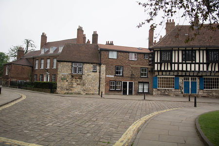 约克老城石板路弯道，砖石混构建筑与都铎式木桁架房屋并立