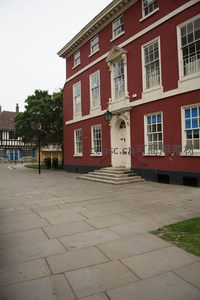 鲜红色维多利亚时期办公楼，白色装饰线条与古典入口台阶庄重典雅