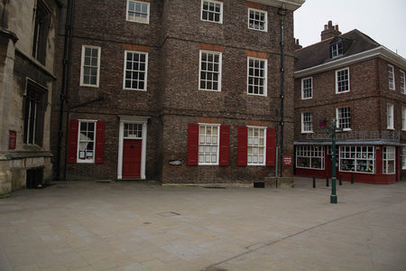 红窗红门砖砌老宅庭院，典型英式乔治亚风格建筑静立广场一角