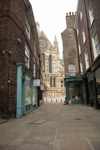 窄巷尽头约克大教堂玫瑰窗巍然矗立，古典建筑群围合出神圣纵深感