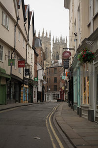 约克古城窄巷尽头矗立宏伟约克大教堂尖塔