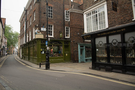 约克老城街角绿漆店铺与百年珠宝店并立