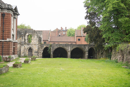 约克圣玛丽修道院遗址庭院，绿茵环绕拱廊残垣