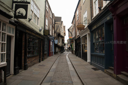约克古城窄巷石板路，两侧老店林立，招牌古朴，静谧悠长