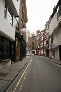 约克大教堂尖顶隐现街巷尽头，白墙红砖交织的都市历史走廊