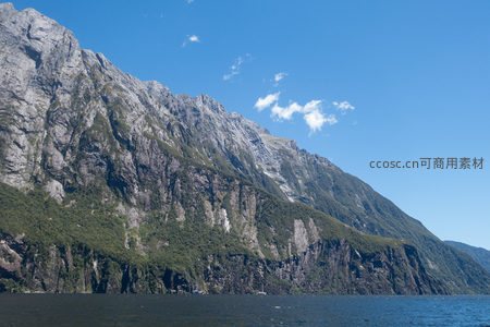陡峭岩壁临水而立，绿植点缀峡湾悬崖绝壁