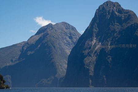 双峰对峙峡湾深处，瀑布隐现林海之间