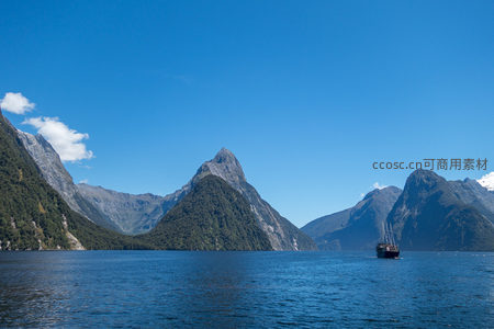 尖峰山影倒映碧波，复古帆船巡游峡湾中央