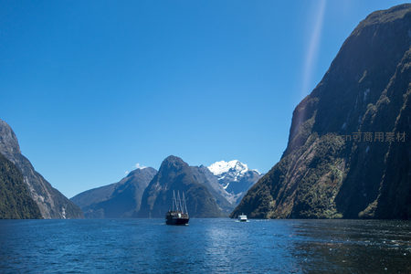 峡湾中双船巡游，雪山峻岭环抱碧水蓝天