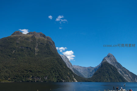 米特雷峰与主峰对峙，湖面倒影如画，游客驻足观景