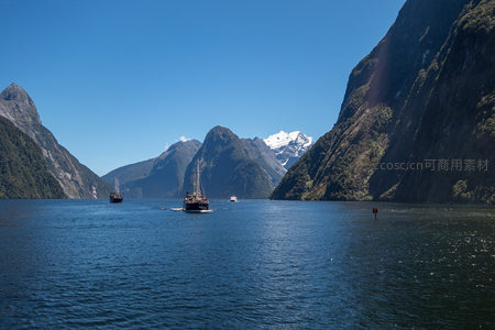 三艘游船穿行峡湾腹地，雪峰倒影水中，壮美如史诗