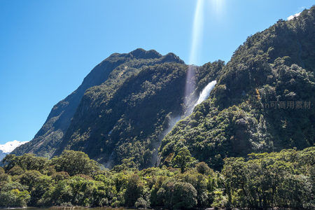 湖畔仰望巨峰瀑布群，阳光光束穿林而下如神迹降临