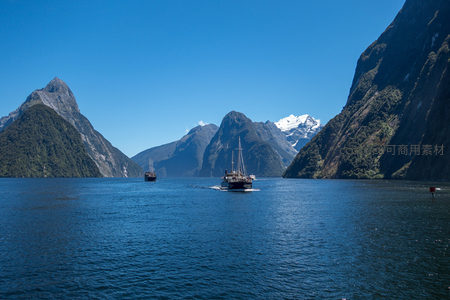 米尔福德峡湾帆船巡游，雪峰环抱碧水，壮丽山水画卷