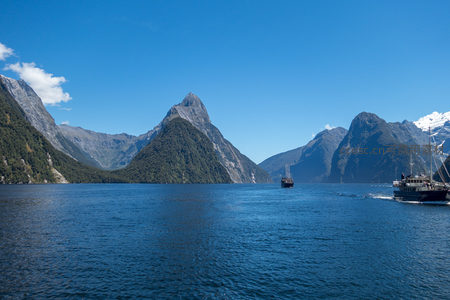 米尔福德峡湾壮丽山海风光，帆船穿行碧蓝水域间