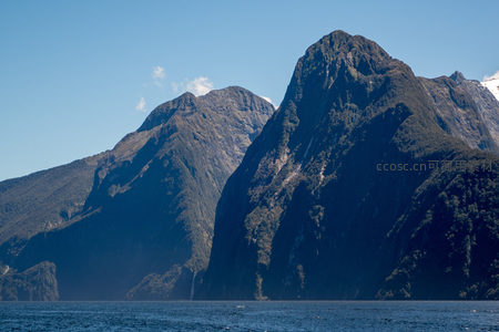 米特雷峰雄姿矗立峡湾之畔，岩壁垂直入水气势磅礴