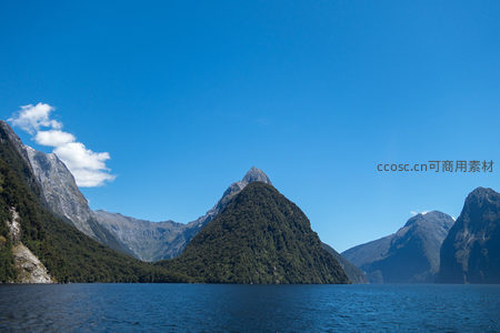 米尔福德峡湾标志性尖峰耸立湖面，碧空如洗，倒影清晰