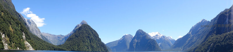 宽幅全景展现峡湾群峰环抱碧水，远山积雪，层次丰富