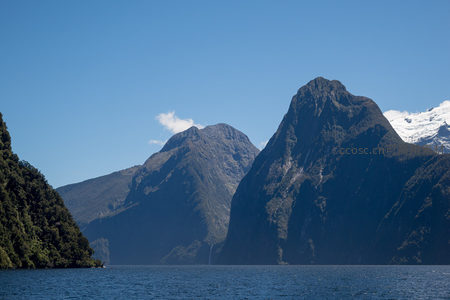 米尔福德峡湾壮丽山海景观，雪峰倒映碧水之间