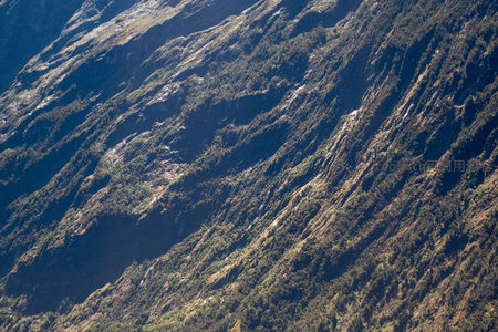 山体斜坡植被覆盖细节，光影交错显地质肌理