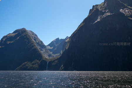 米尔福德峡湾壮丽山海景观，瀑布飞泻入碧蓝水域