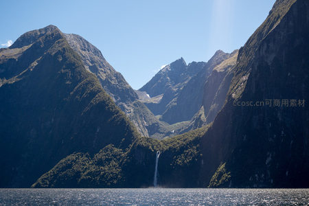 峡湾深处瀑布悬垂，峻岭环抱碧水如镜映蓝天