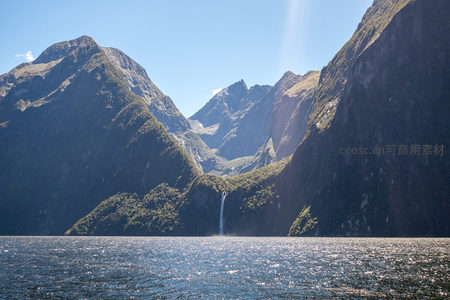 阳光倾泻峡湾峡谷，双瀑并流映照碧波万顷山影