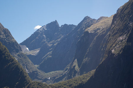 南阿尔卑斯雪峰耸立，深谷幽林间隐现冰川遗迹与溪流