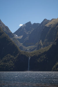 米尔福德峡湾壮丽山景与飞瀑入海的自然奇观