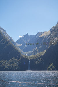 晴空下的峡湾群峰与垂直瀑布交响曲