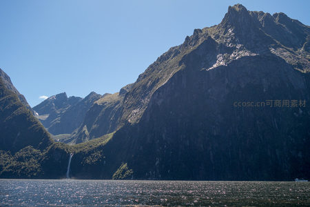 广角视野中的峡湾全景：瀑布、山峦与粼粼海面