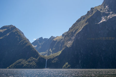 米尔福德峡湾壮丽山海景观，瀑布飞泻入碧蓝水域