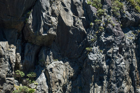 阴影与光照交织的岩壁细节，展现地质年代沉积痕迹