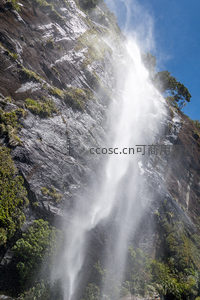 垂直岩壁间奔腾的山涧瀑布，光影交织如诗如画