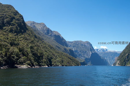 峡湾深处绿意葱茏山峦环抱碧蓝水域