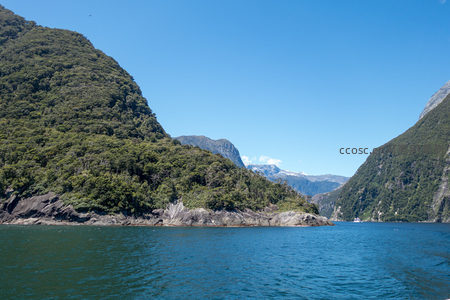 船行峡湾间两岸翠绿山崖对峙如画