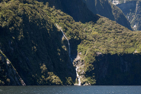 双瀑飞流直下悬崖，绿茵环抱，深谷幽静，水声似隐于画中