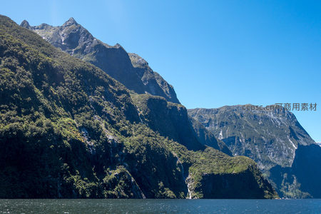 新西兰米尔福德峡湾壮丽山崖与瀑布航拍景观