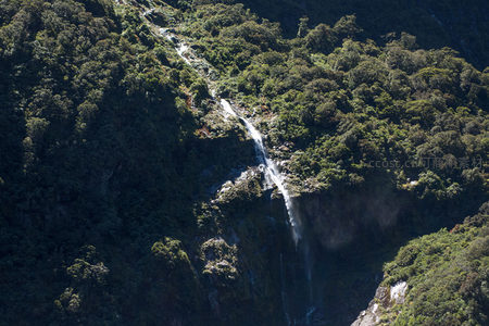 森林密布山脊间，多股溪流汇成壮观垂直瀑布群