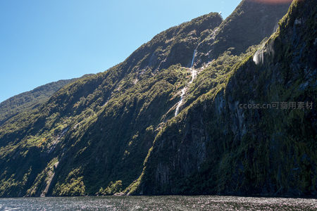 阳光照耀峡湾岩壁，双瀑并流绿意盎然水光潋滟