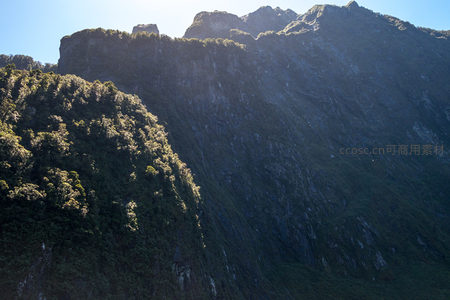 山脊线起伏如龙脊，密林覆坡与裸岩相间，尽显原始野性之美