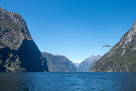 峡湾壮丽风光：陡峭岩壁与碧蓝海水交相辉映