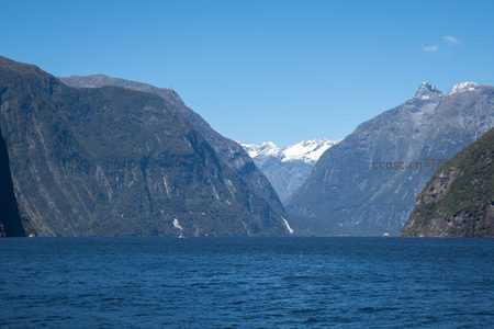 雪山环抱的峡湾远景，清澈水域映衬巍峨山峦