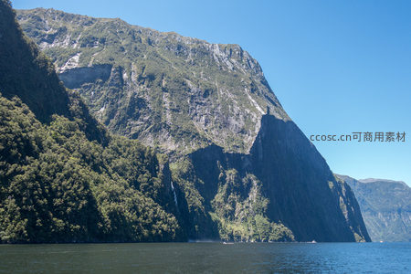 巨型山体临水而立，植被梯度分布彰显峡湾垂直生态