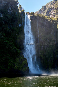 晨光中的巨型瀑布轰然入潭，四周峭壁苍翠，水花飞溅似雪