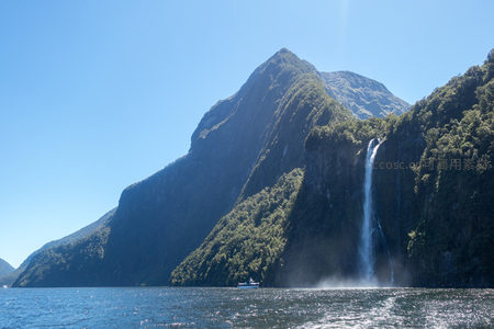 米尔福德峡湾壮丽瀑布与陡峭山崖航拍景观