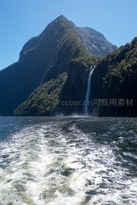 从游船尾迹视角仰望峡湾瀑布与峰峦